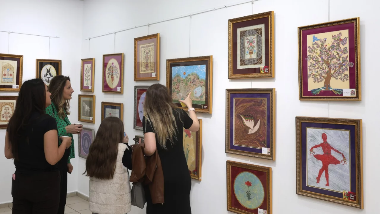 Nilüfer'de geleneksel sanat buluşması! Kaat-ı ve ebru eserleri ziyarete açıldı