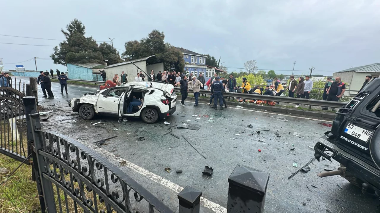 Rize'de kontrolden çıkan araç karşı şeride geçti! Ölü ve yaralılar var...