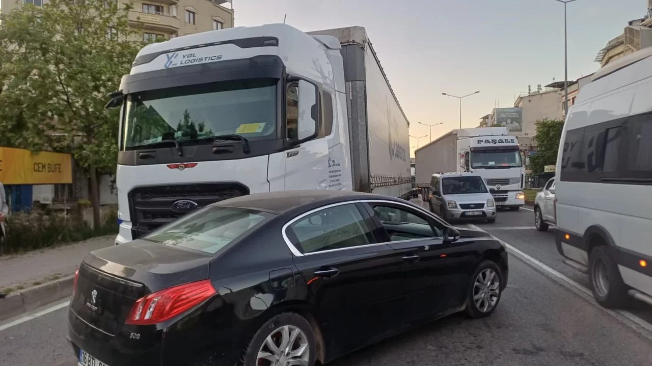 Bursa'da tır önüne kattığı aracı metrelerce sürükledi! 
