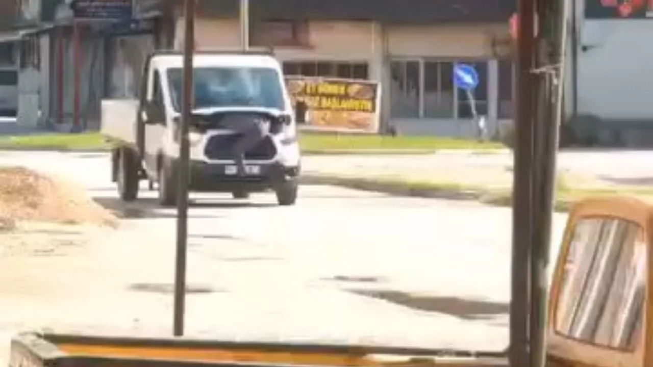 Bursa'da akılalmaz görüntü! Seyir halindeki kamyonetin motorunda tamir yaptı