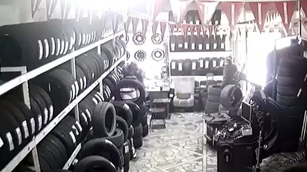Akrabalar arasında alacak-verecek kavgası! Silahlı saldırı anı kamerada...