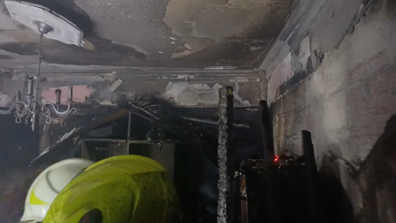 Bursa'da apartman dairesi alevlere teslim oldu! Kullanılamaz hale geldi...