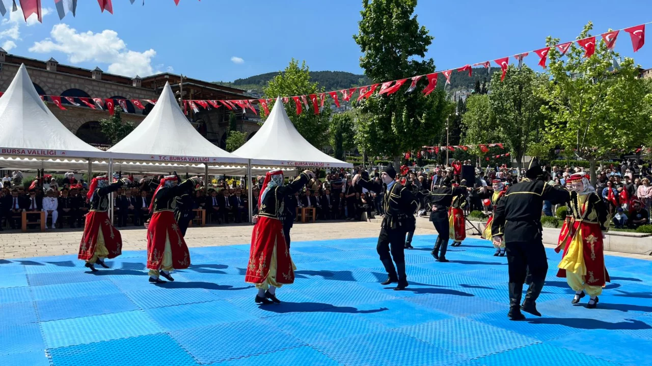 Bursa'da 19 Mayıs coşkusu meydanlara taştı!