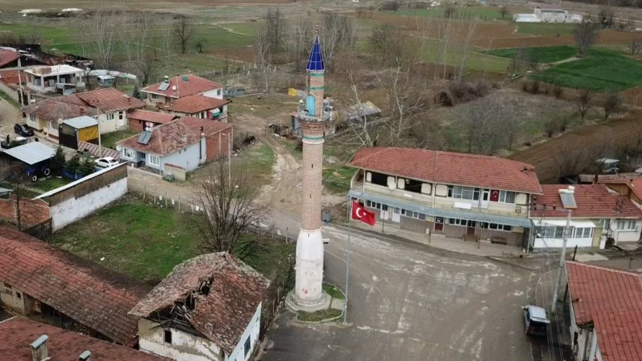 Bursa'daki bu minareyi gören şaşırıyor! Cami yok, hik&acirc;yesi yüzyıllara dayanıyor...