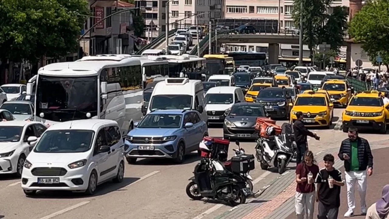 Bursa'da trafik kilitlendi! Kentte araç kuyrukları oluştu...