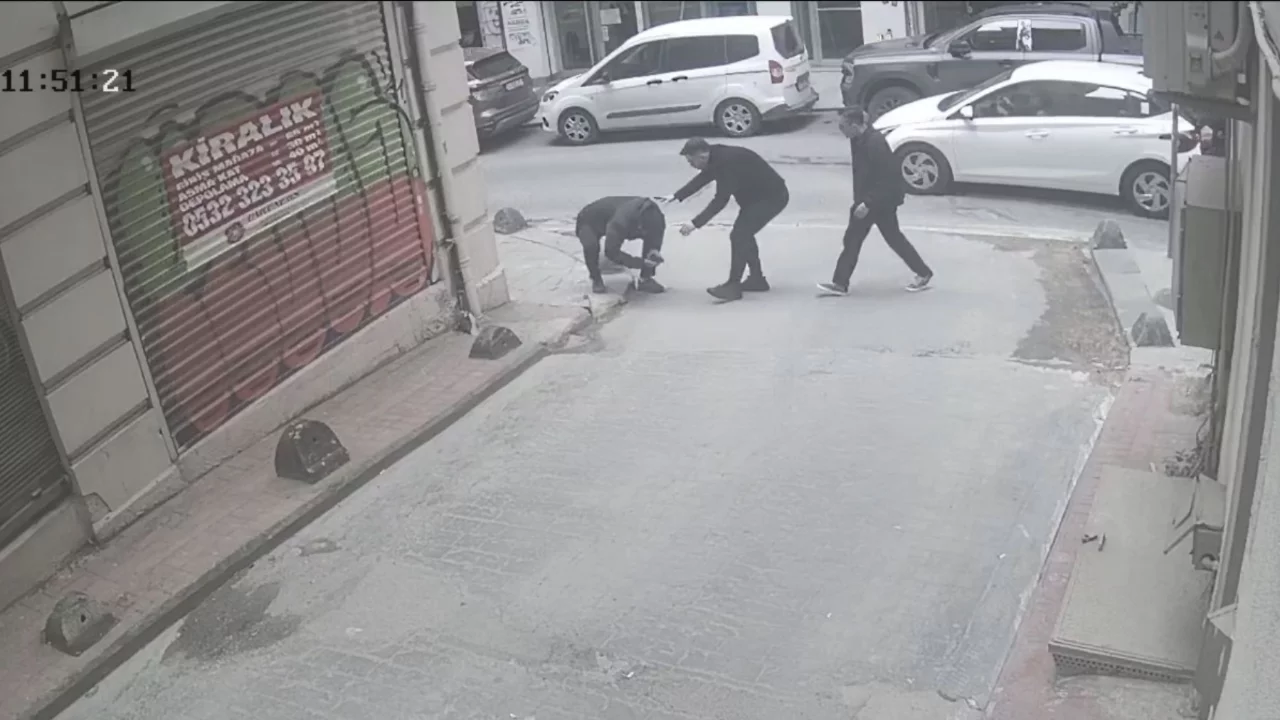 Beyoğlu'nda korku dolu anlar! Yürürken başına cam yağdı: 7 dikişle kurtuldu