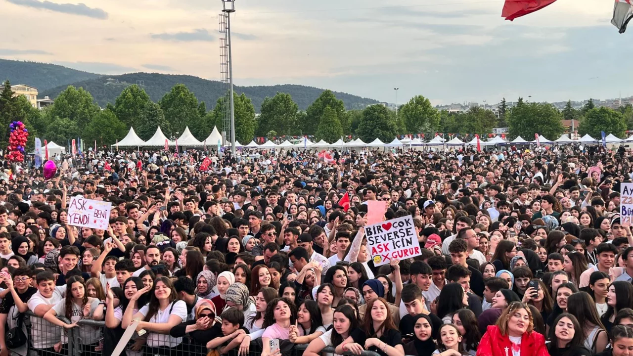 Bursa'da binlerce kişi Oğuzhan Koç konseri için toplandı! 