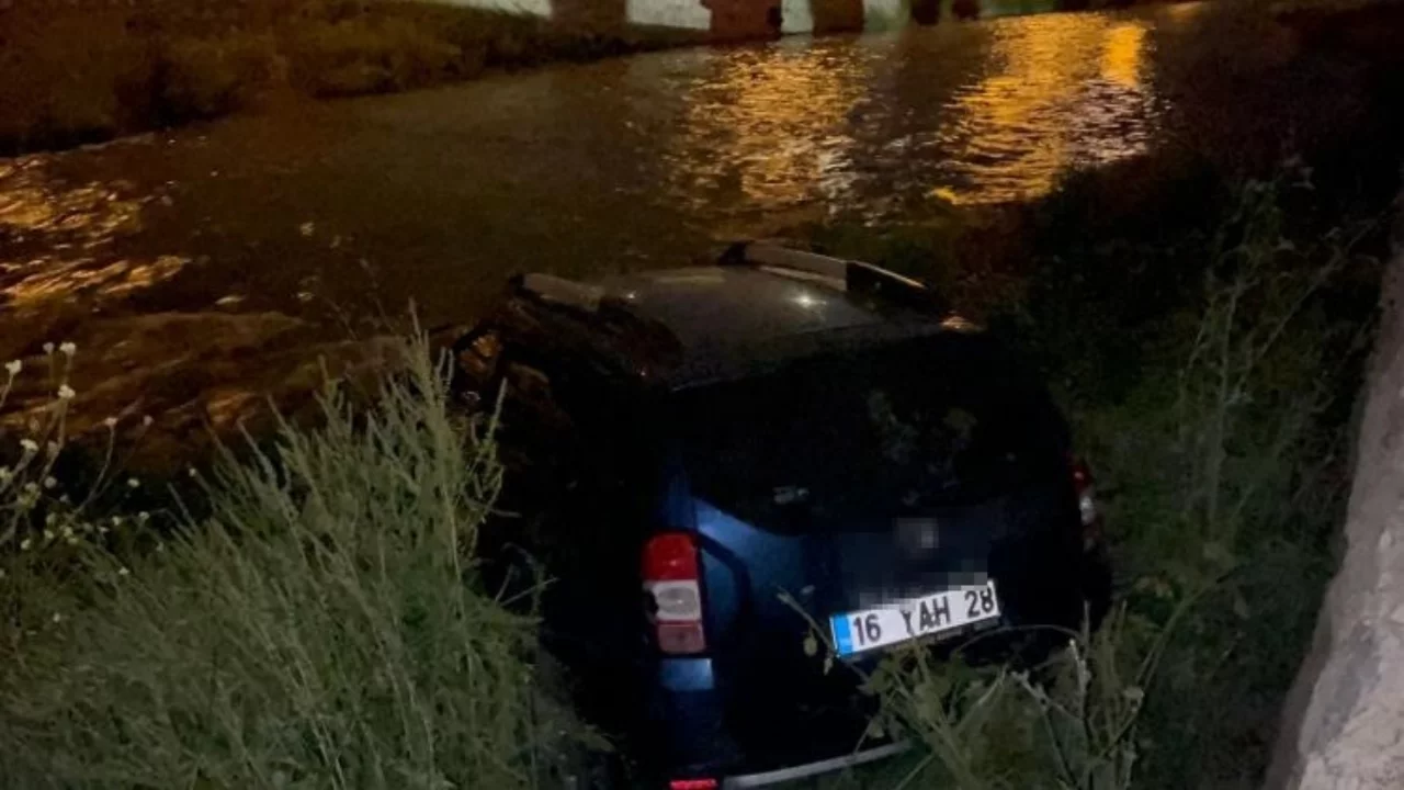 Bursa'da gece yarısı gizemi! Araç dereye uçtu, sürücü ortadan kayboldu...