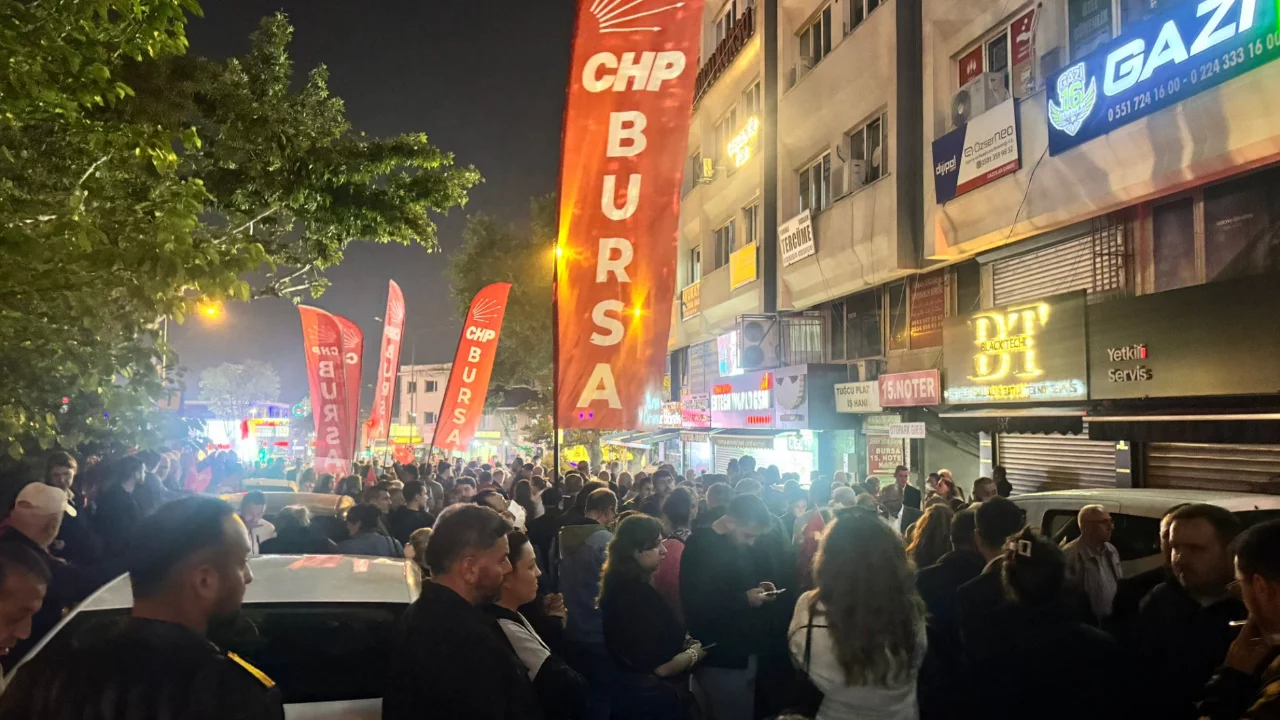 Bursalılar CHP il binası önünde toplandı 
