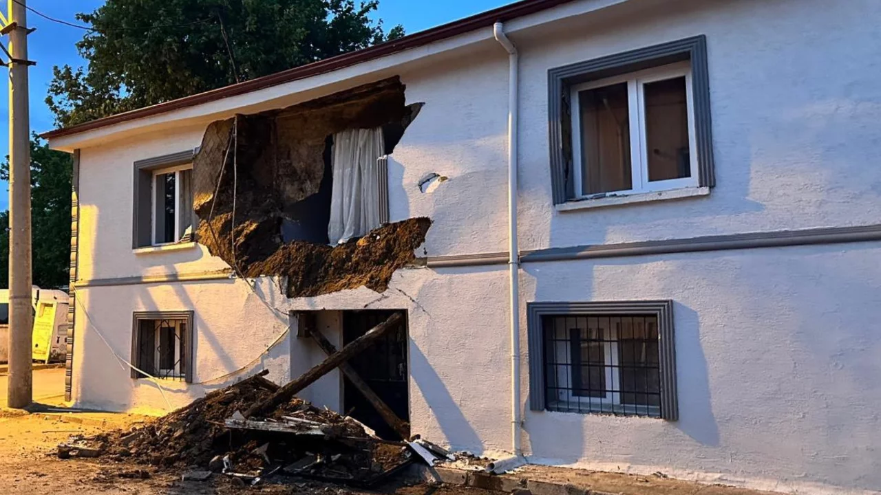 Bursa'da faciaya ramak kaldı! Evin duvarı gürültüyle çöktü..