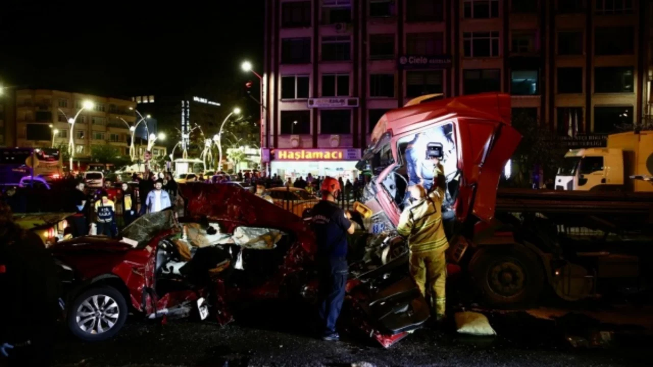 Bayram yolunda katliam gibi kaza! Tır, iki otomobili biçti