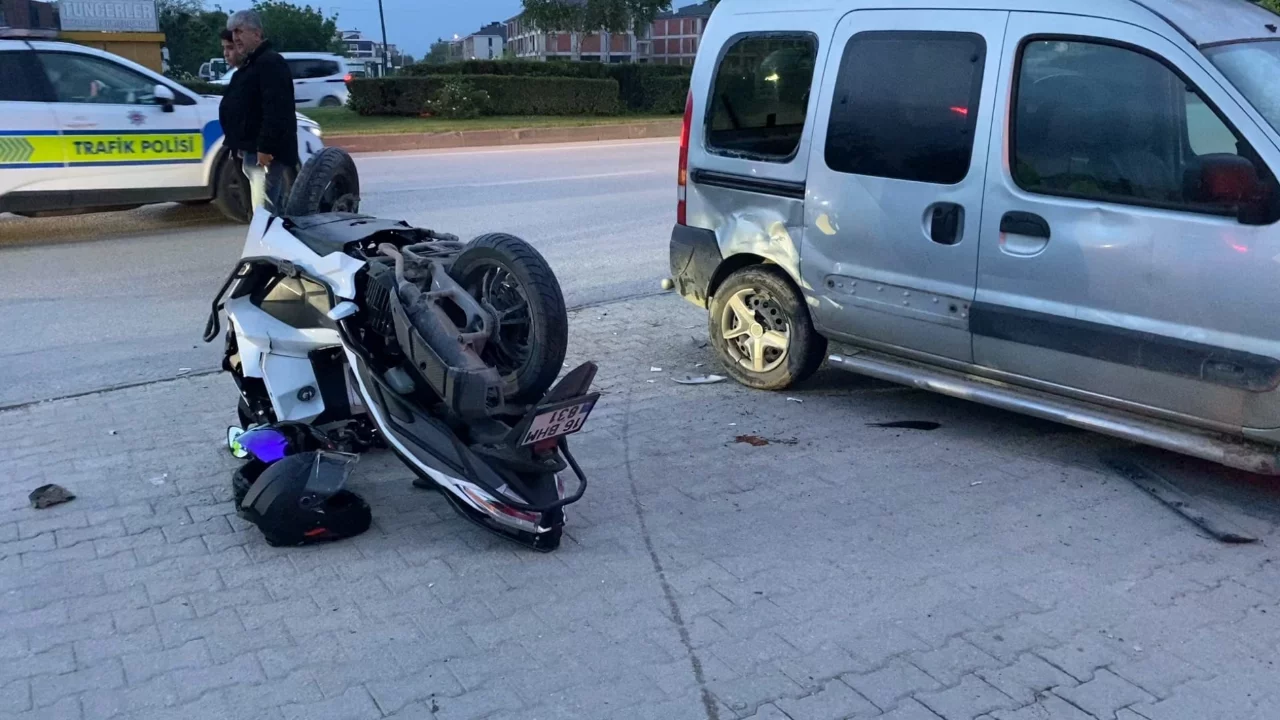 Bursa'da korkutan kaza: Çarpmanın etkisiyle ters döndü!
