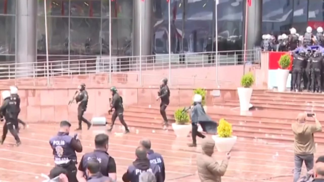 Polis tahliye için CHP Genel Merkezi'nde! Arbede çıktı