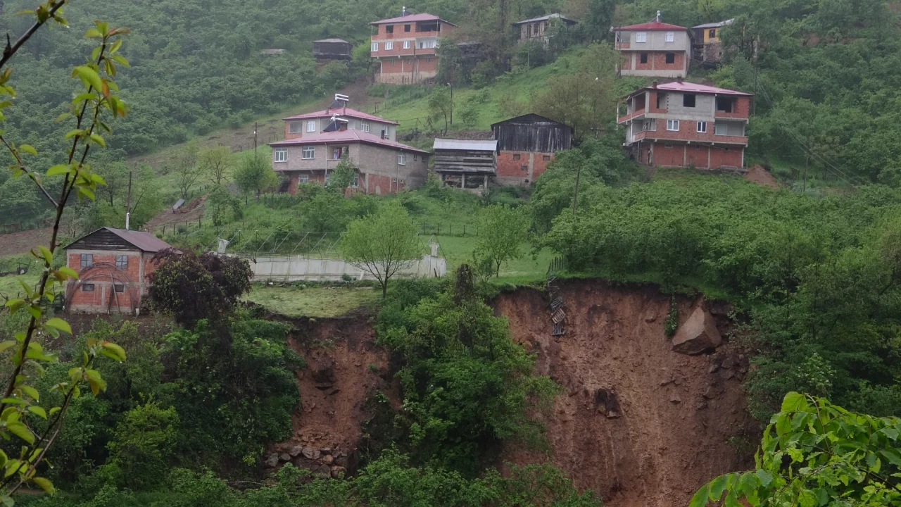 Heyelan alarmı! 11 ev boşaltıldı, mahalle yolu kapatıldı...