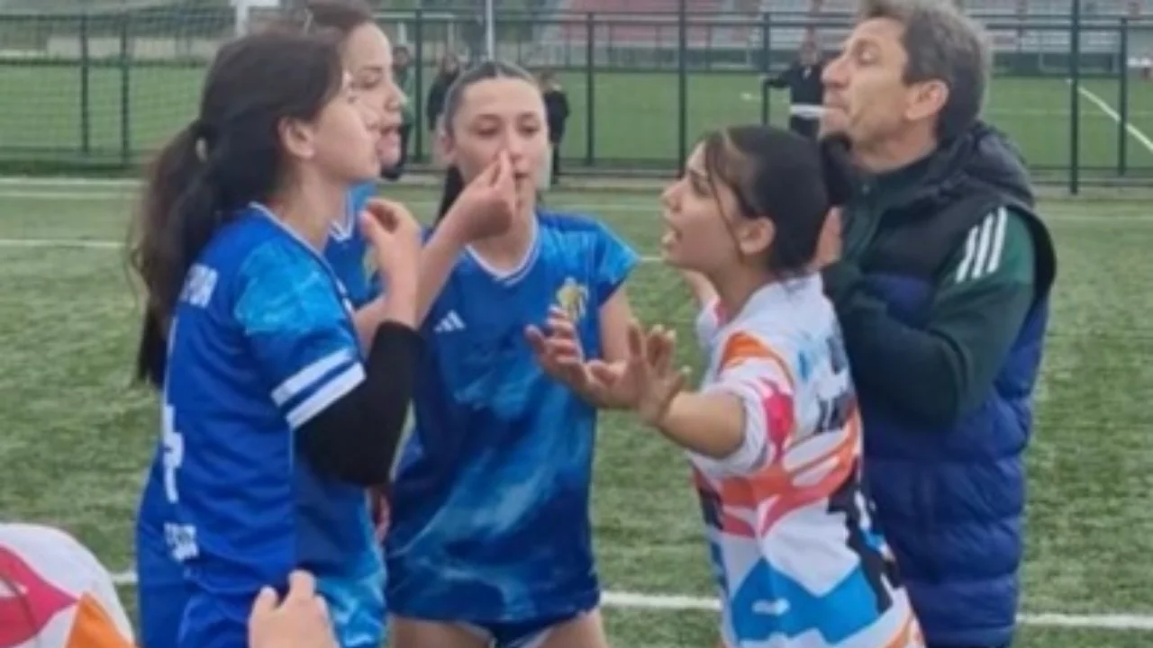 Kadın futbol maçında ortalık karıştı! Kırmızı kartlar havada uçuştu