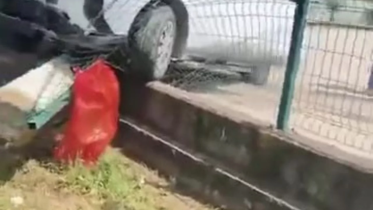 Bursa'da bir gürültüyle sokağa döküldüler! Okul duvarına saplanmış...