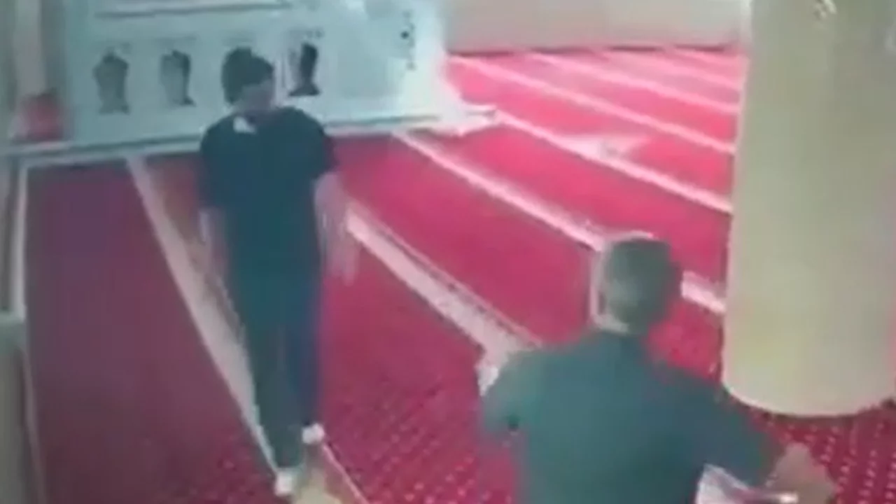 Camide temizlik yapan imama şok saldırı! Saniye saniye kamerada...