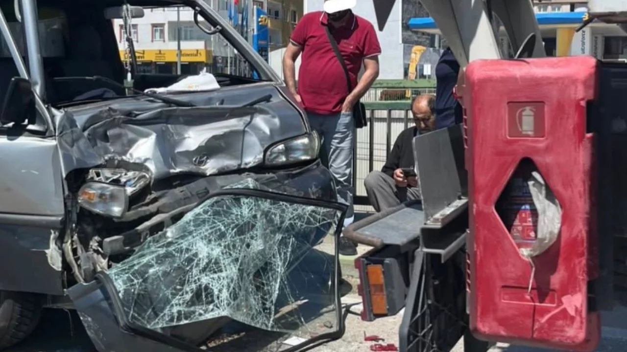 Bursa'da seyir halindeki minibüs araca çarptı! Araç kullanılamaz hale geldi...