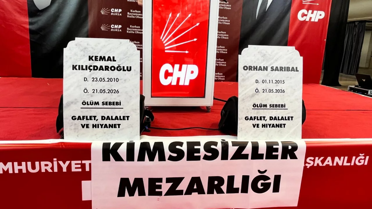 Bursa'da CHP'nin bayramlaşma programına damga vuran protesto! Mezar taşı diktiler