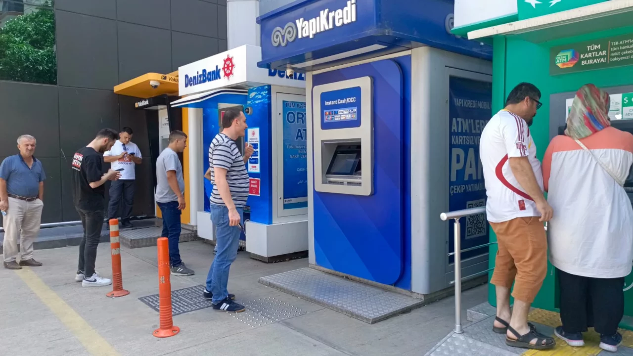 Bursa'da bayram öncesi ATM kuyruğu! Nakit çekmek zorlaştı...