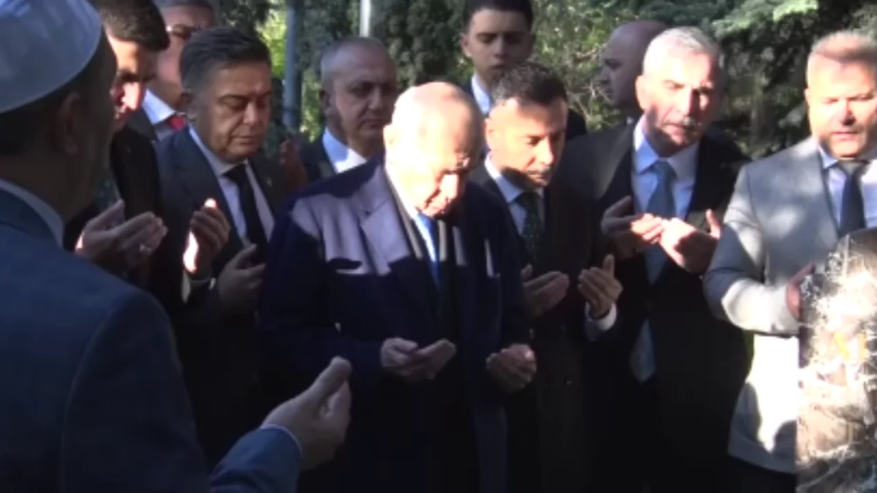 Devlet Bahçeli, Merhum Türkeş'in kabrini ziyaret etti