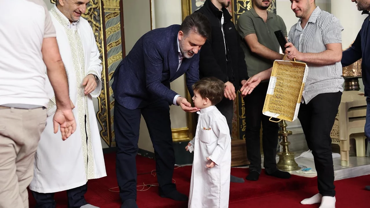 Başkan Vekili Şahin Biba, bayram sabahı öğrencilerle buluştu 