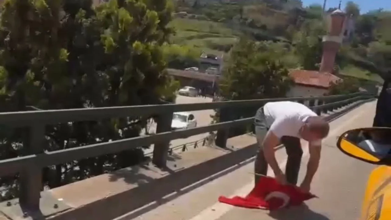 Bursa'da takdir toplayan hareket! Türk bayrağını yerde bırakmadı...