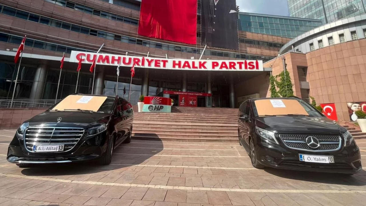 Kılıçdaroğlu, Özgür Özel'in iki makam aracını satışa çıkardı! Yazılan notlar çok konuşulacak