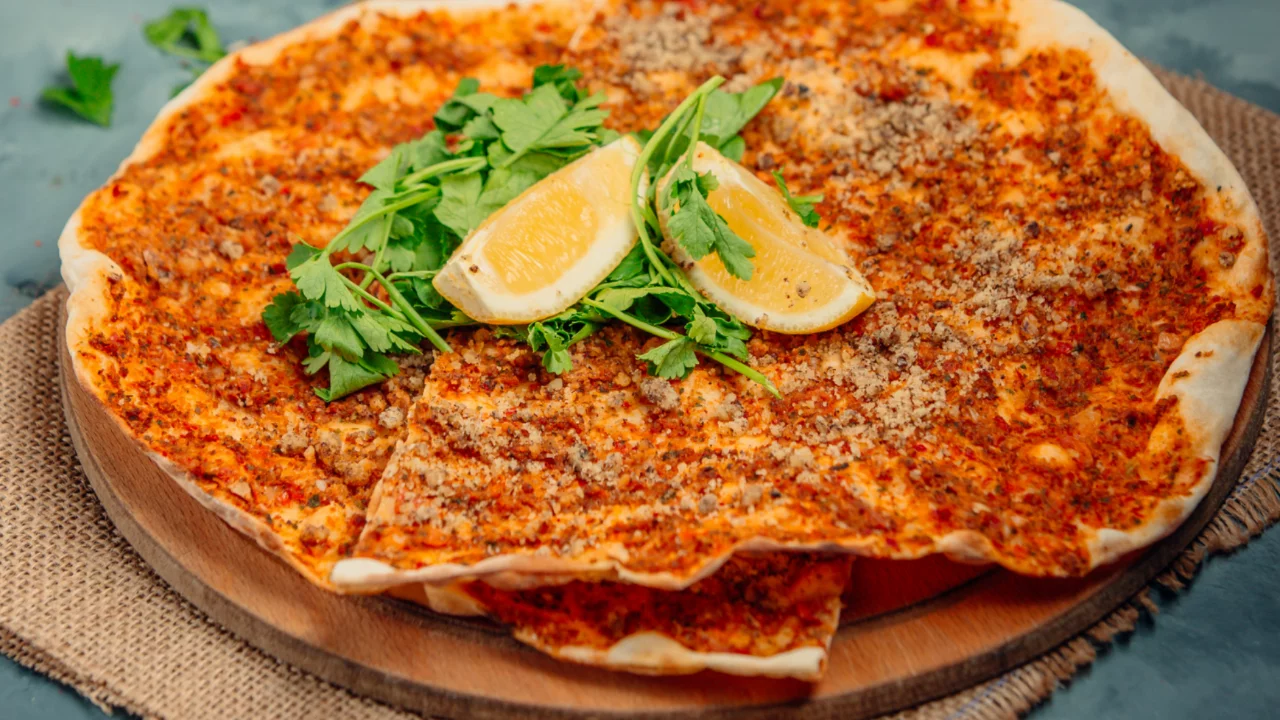 Fiyatı gören inanamadı! Sosyal medya bu lahmacunu konuşuyor