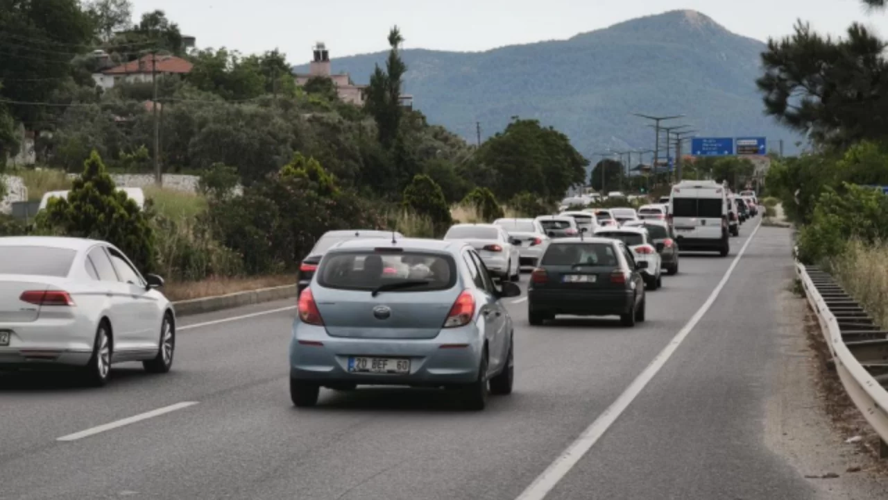 Akın akın gidiyorlar! Araç kuyruğu 22 kilometreye ulaştı