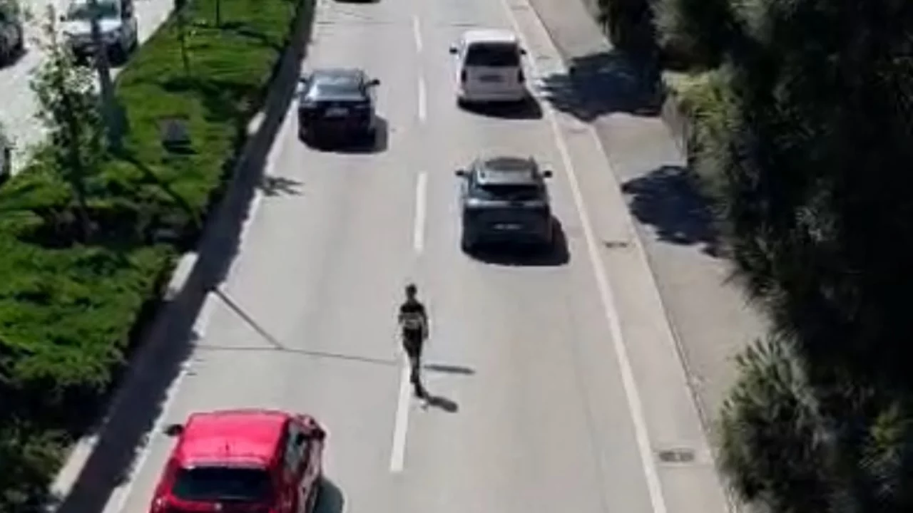 Bursa'da yürekler ağza geldi! Çocuk trafiğin ortasında yürüdü