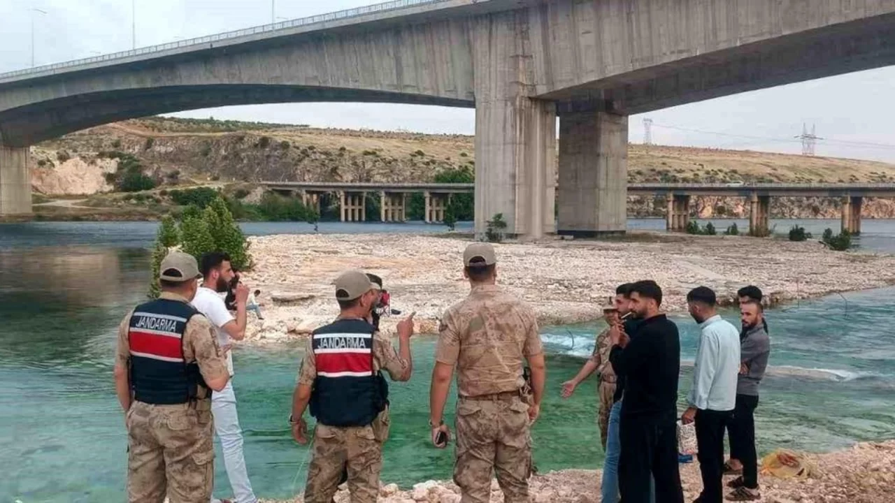 Köprü altında korku dolu anlar! Piknik yapan 8 kişi sular yükselince mahsur kaldı