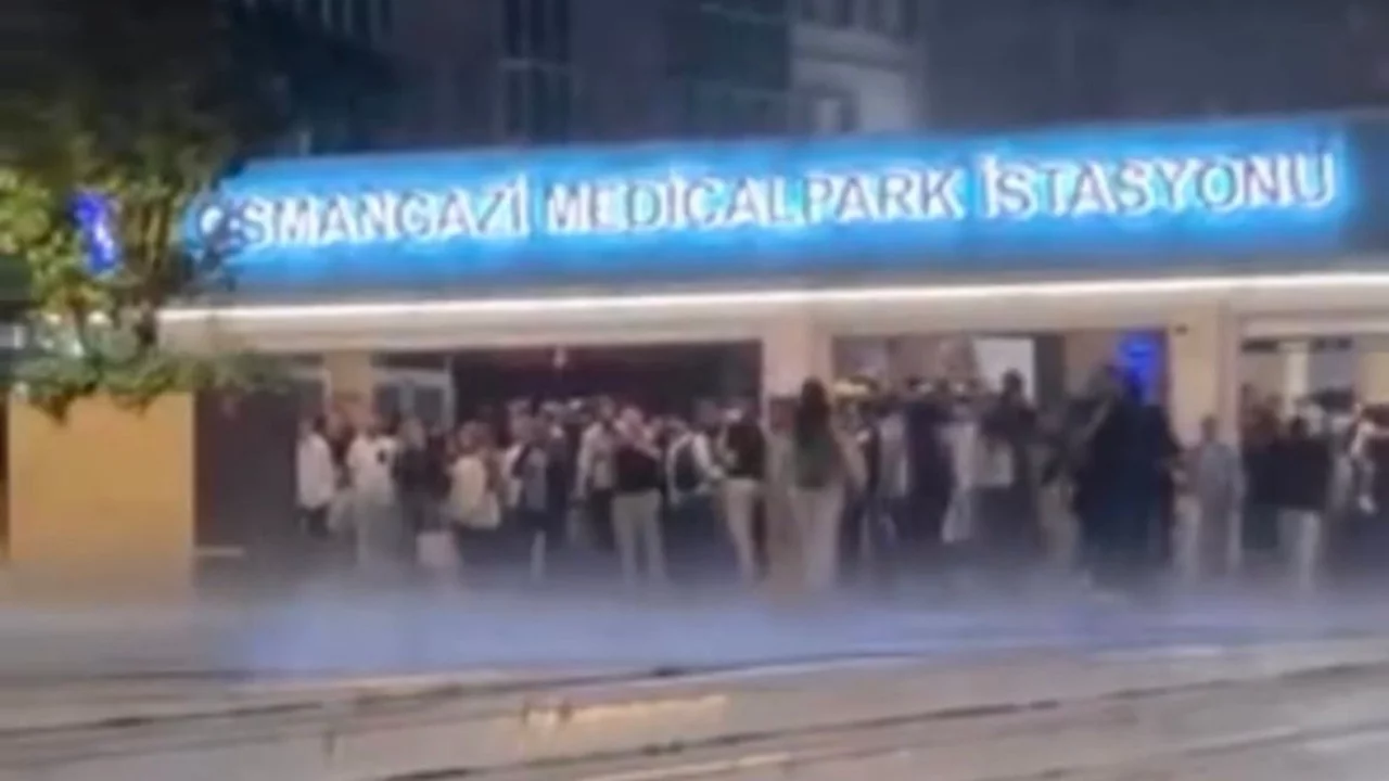 Sağanak Bursa'yı vurdu! Vatandaşlar metro istasyonuna sığındı...