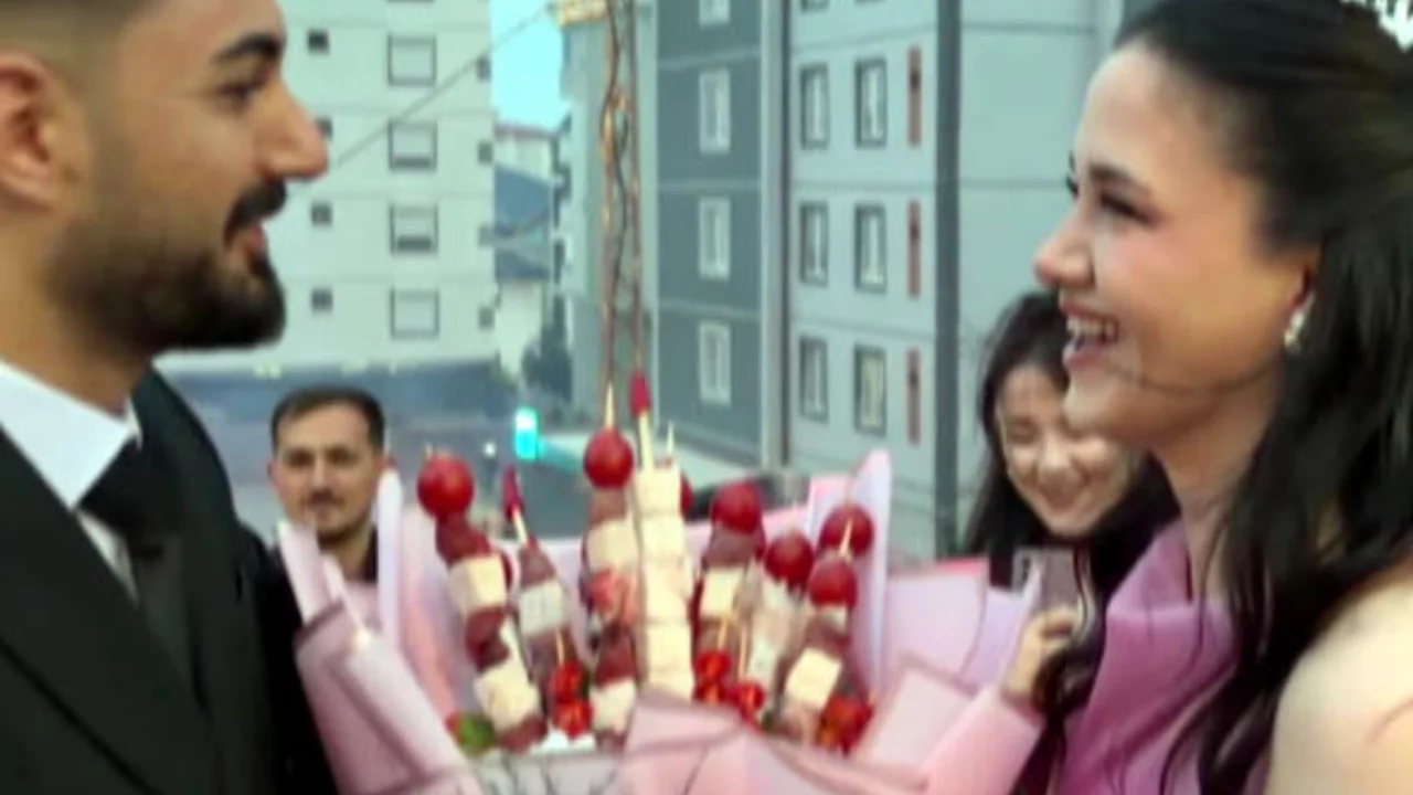Kız istemede görenleri şaşkına çevirdi! Çiçek yerine kebap buketiyle gitti