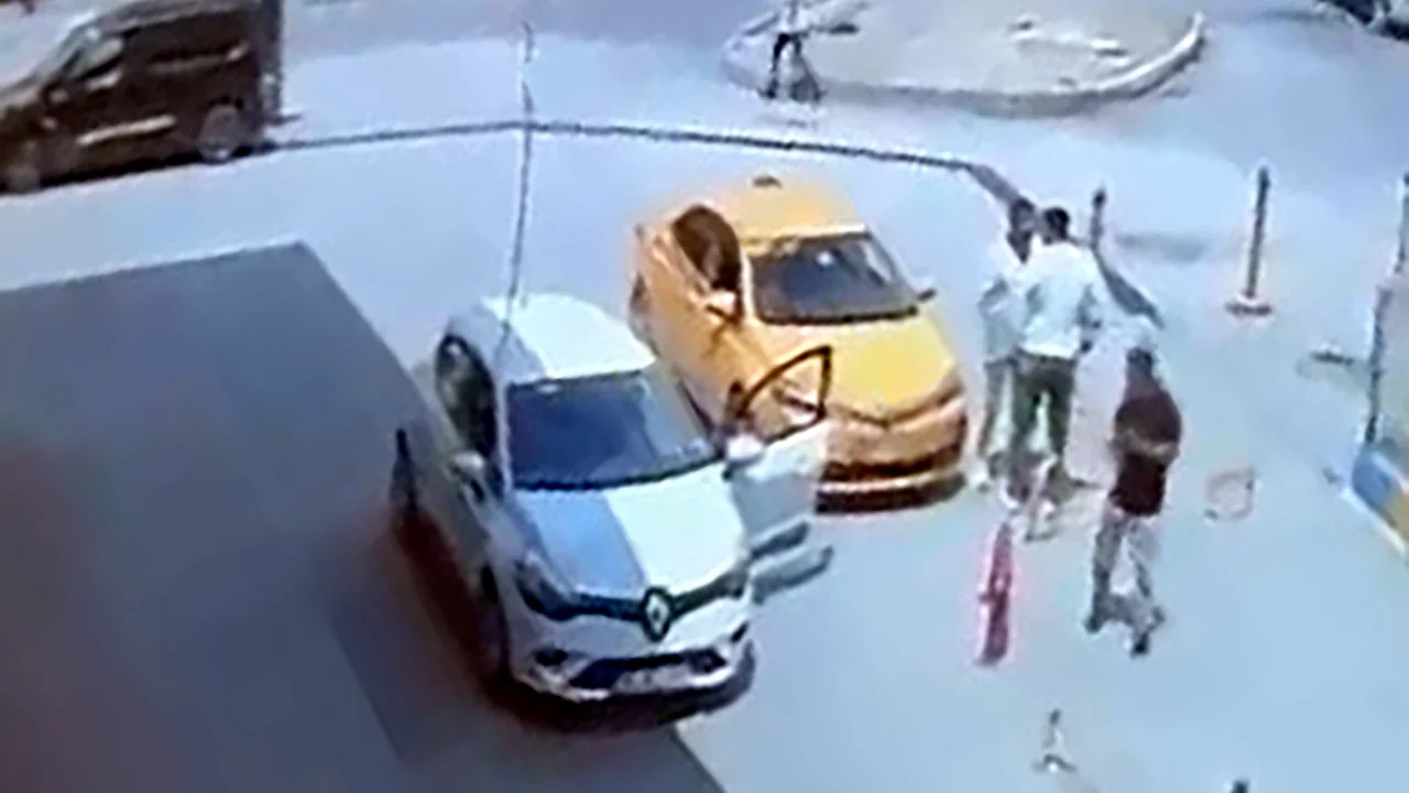 Yol verme tartışması kanlı bitti! Akaryakıt istasyonunda yakalayıp bıçakladı...