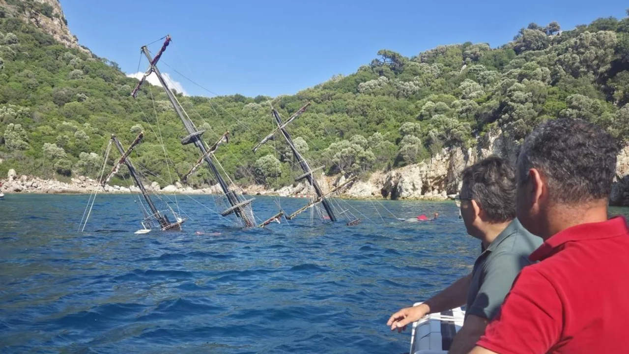 Marmaris'te 110 kişiyi taşıyan tur teknesi battı! O anlar kamerada...