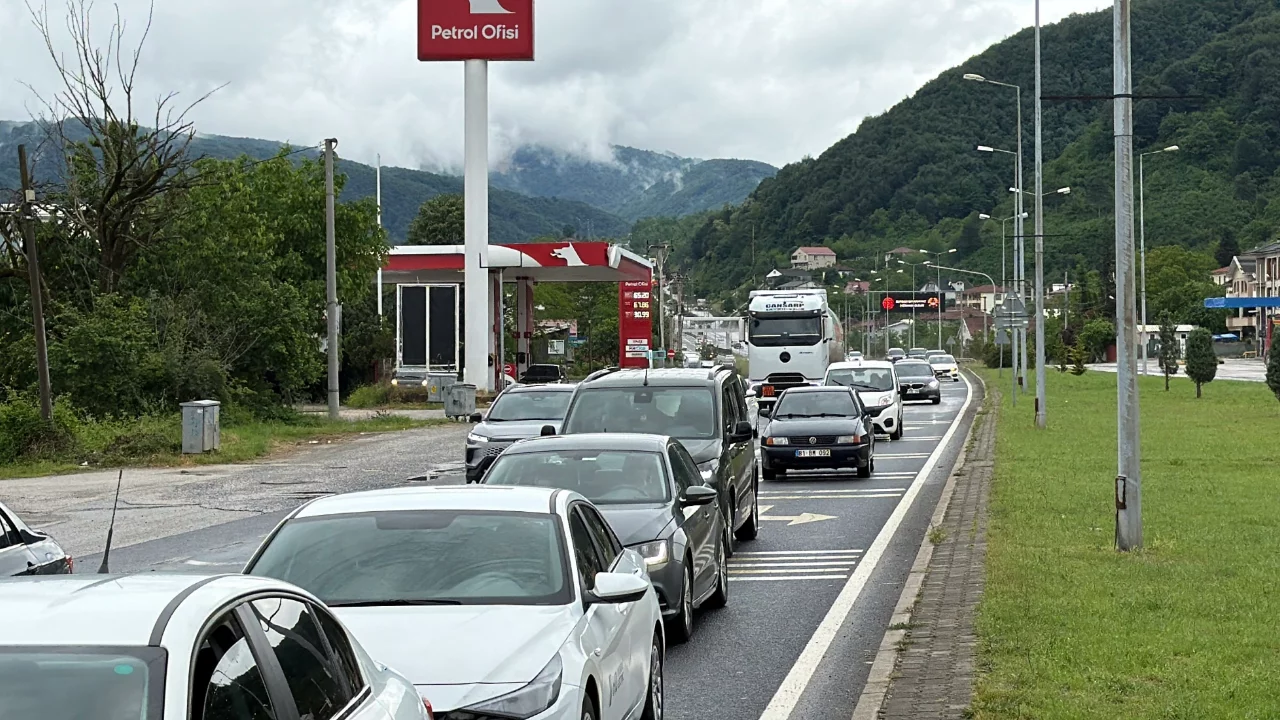 Tatilcilerin dönüş yolculuğu erken başladı! Trafik kilit...