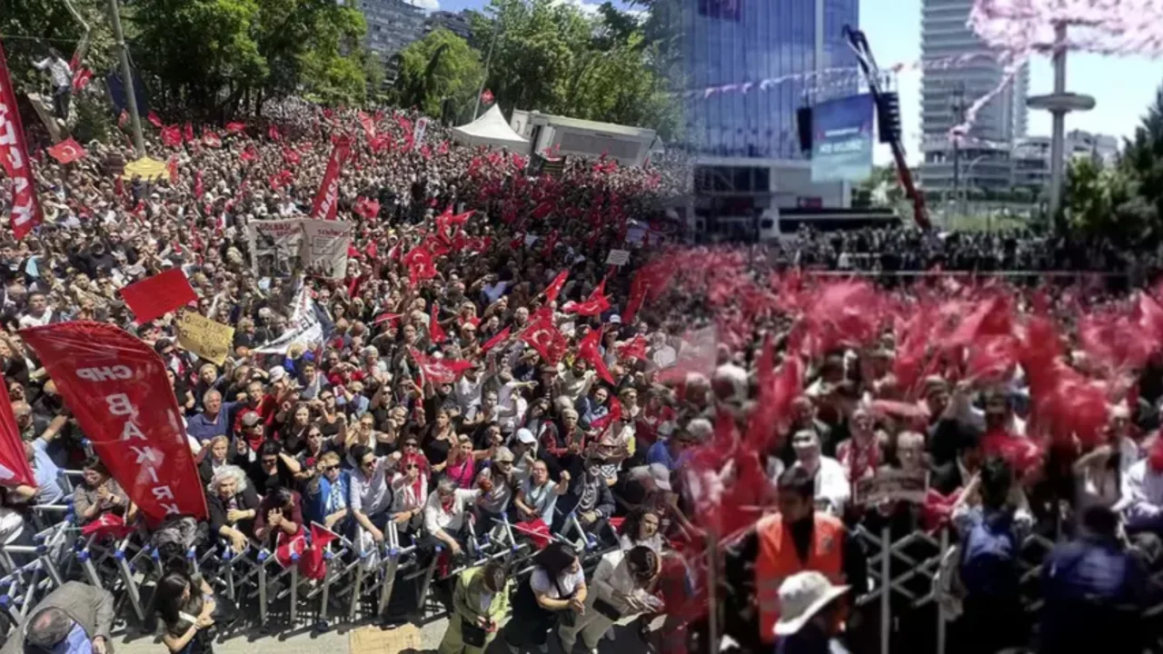 CHP'de iki farklı bayramlaşma!