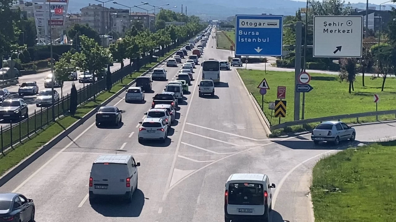 Bursa-Ankara yolunda bayram dönüşü yoğunluğu! Trafikte ilerlemek güçleşti...