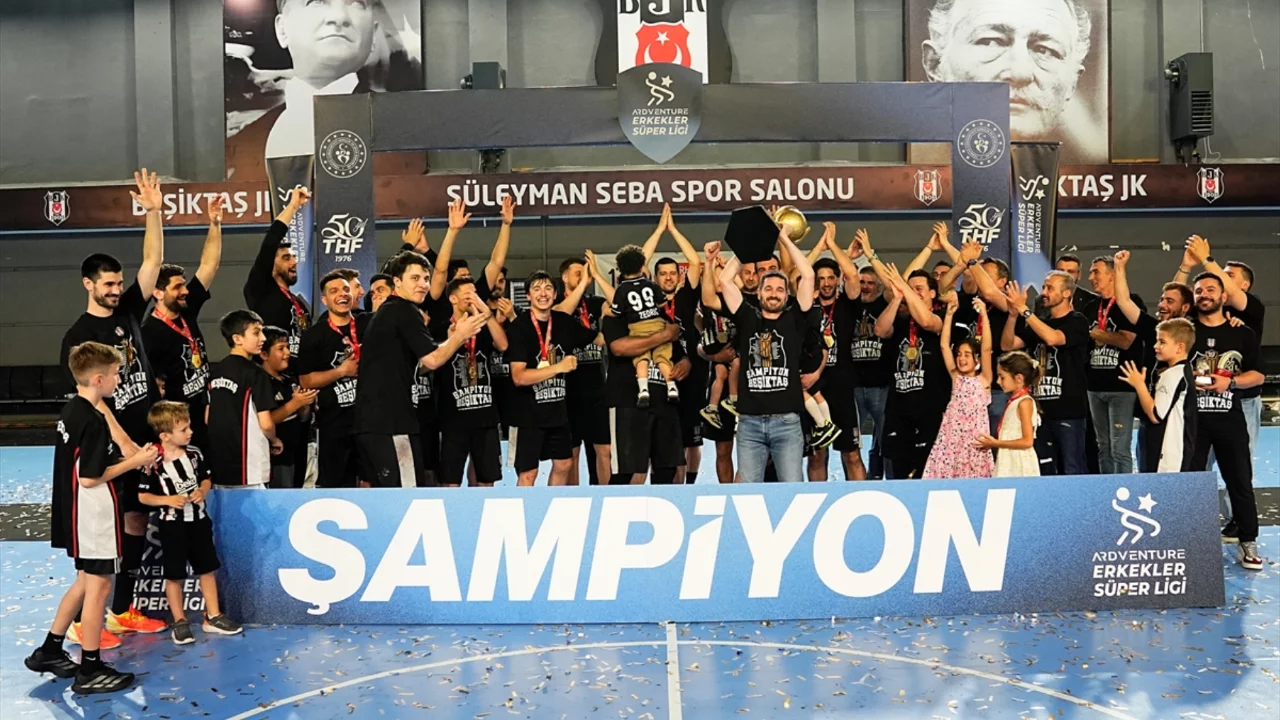 Hentbol erkeklerde şampiyon olan Beşiktaş kupasını aldı