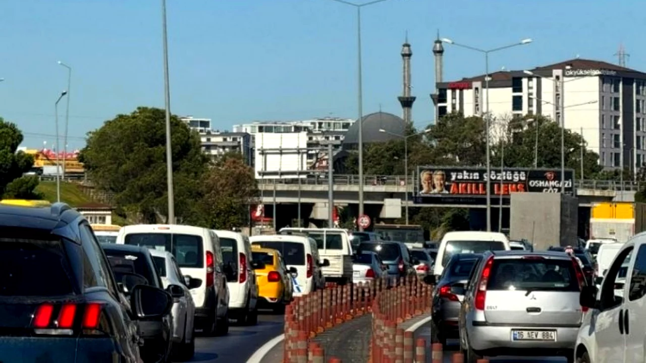 Bursa'da bayram sessizliği sona erdi! İlk mesai günü trafik kilitlendi