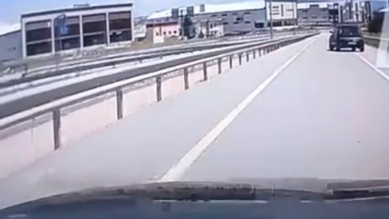Bursa'da görenler gözlerine inanamadı! Trafiğin ortasında geri vitese taktı