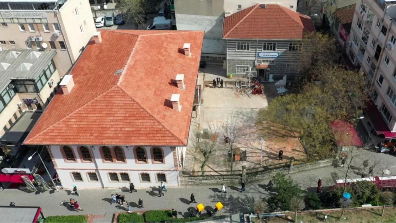 Osmanlı'dan günümüze ayakta kaldı: Bursa'nın en köklü okulunda tarihi buluşma