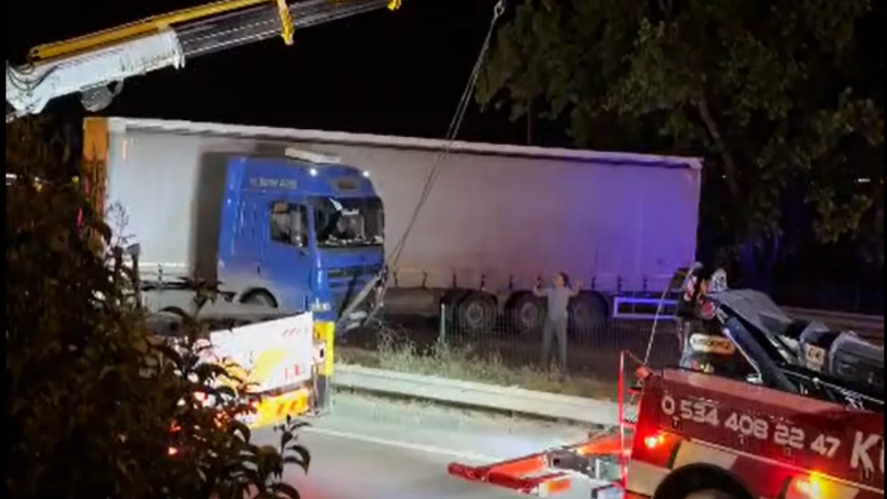 Bursa'da kontrolden çıkan tır makasladı! Trafik kilitlendi...