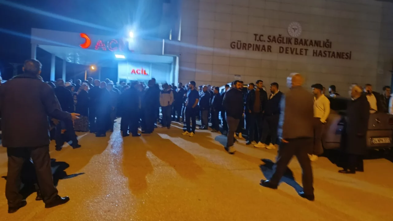 Van'da baba-oğulu trafik kazası ayırdı