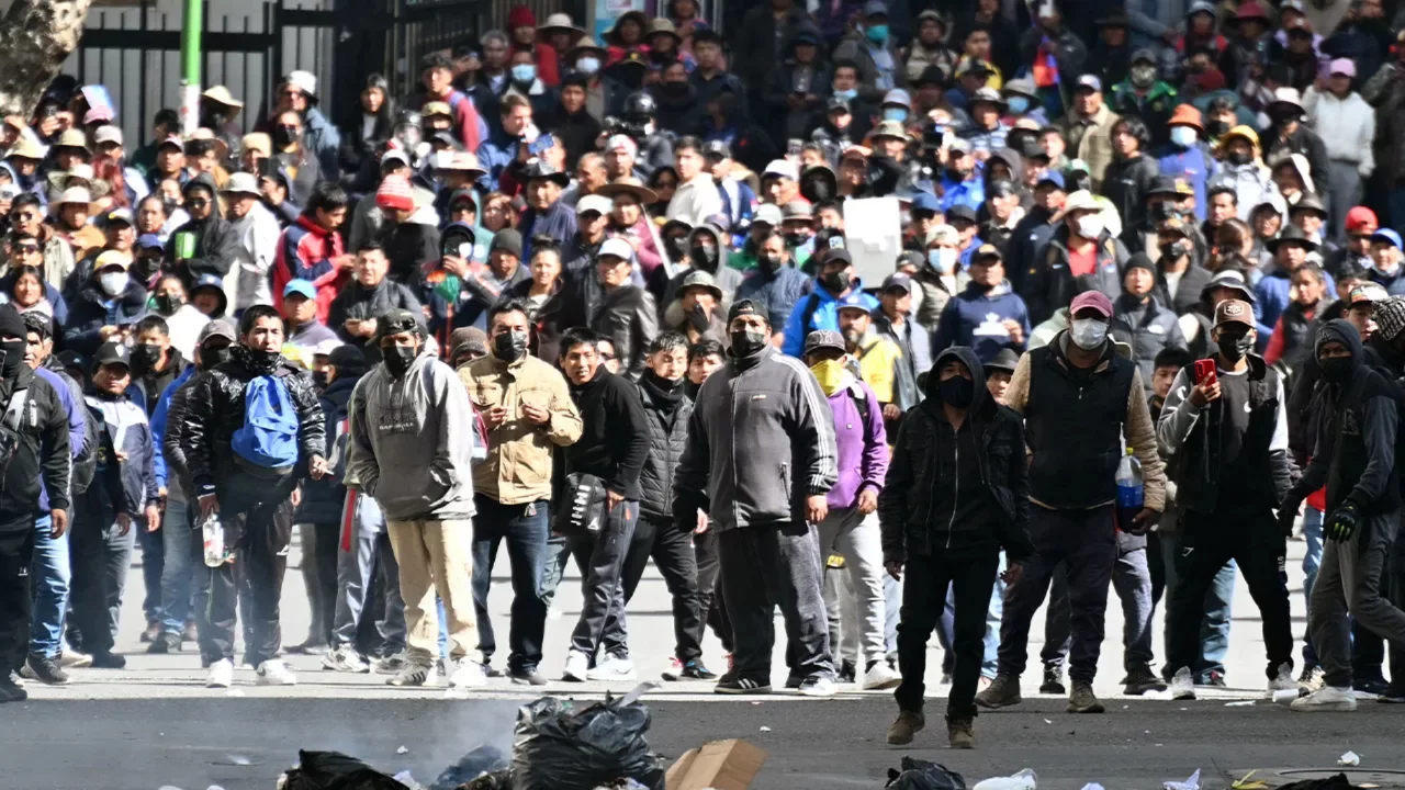 Bolivya'da sular durulmuyor! 2 bakan istifa etti 