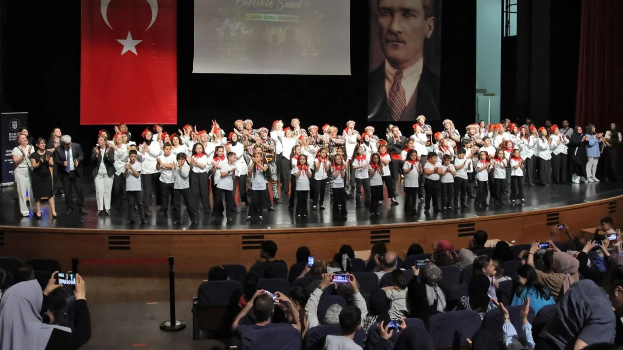 Bursa'da sanat gecesi: Aileler aynı sahneyi paylaştı! 