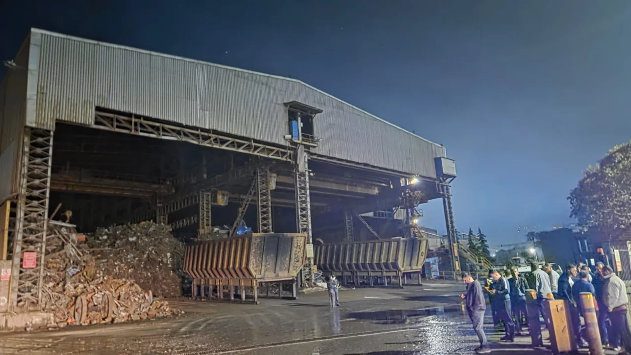 İş kazasında 3 eve ateş düştü! Elektrik akımına kapılarak can verdiler...