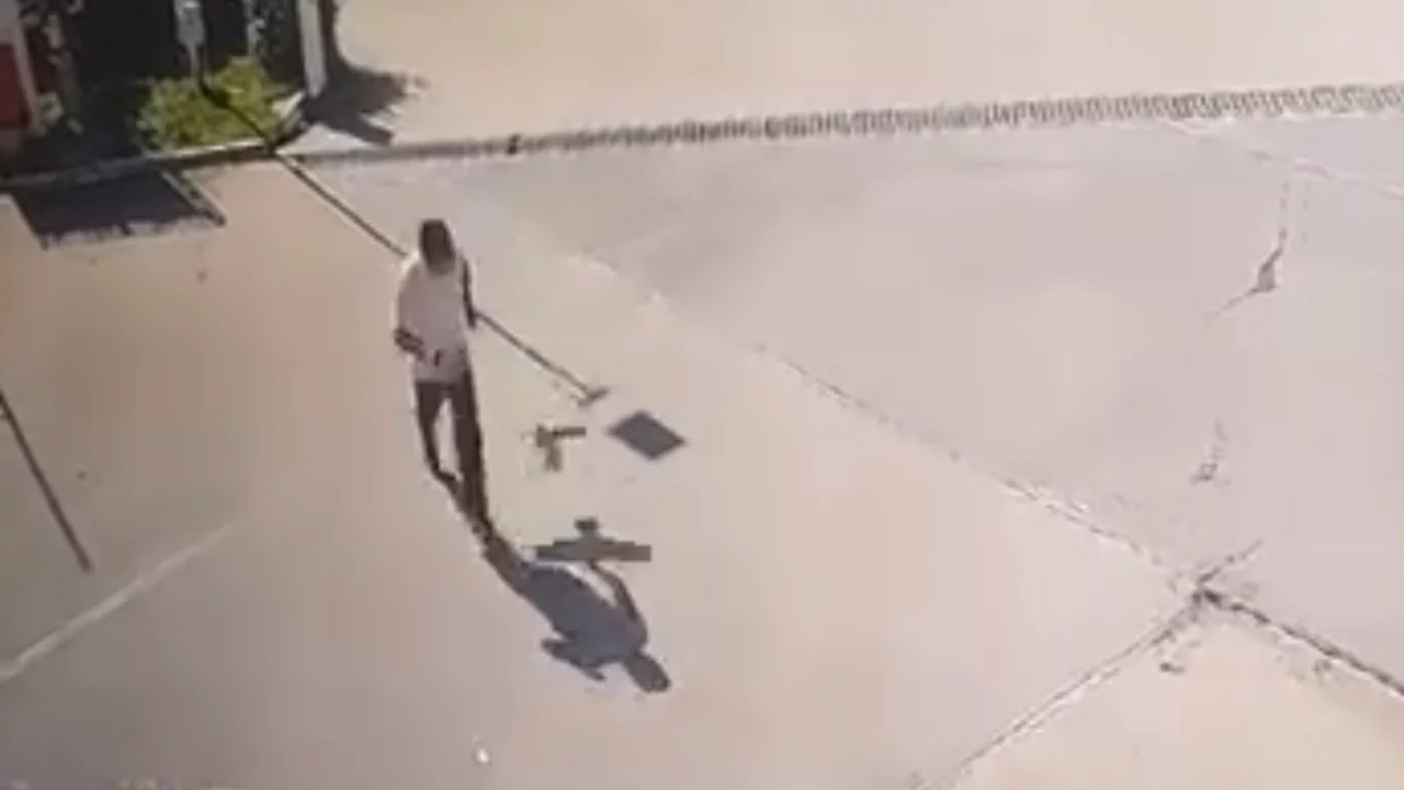 Karga saldırısından kurtulmak i&ccedil;in yerlerde yuvarlandı! İlgin&ccedil; anlar kamerada...