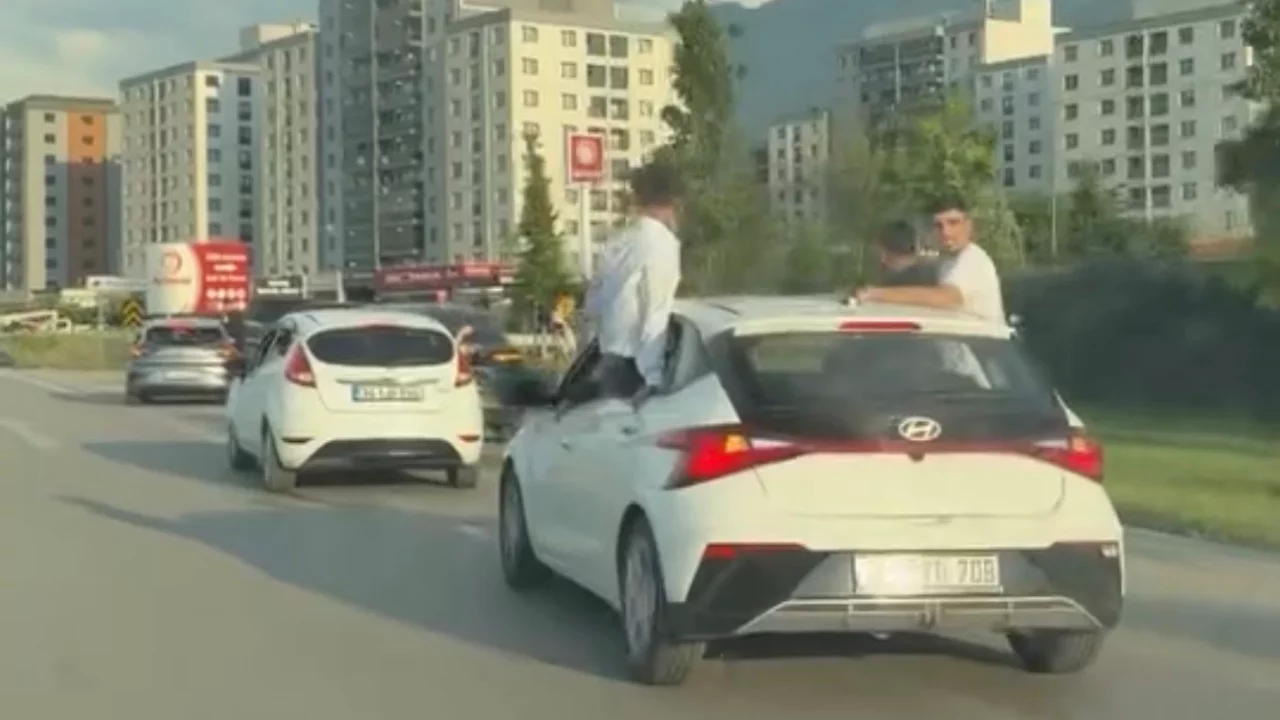 Bursa'da düğün konvoyunda tehlikeli anlar! Trafikte şoke eden görüntüler...